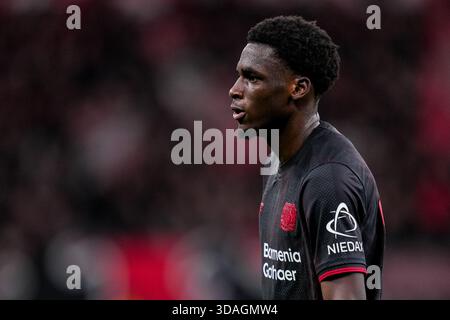 LEVERKUSEN, GERMANIA - 10 DICEMBRE: Ernest Poku del Bayer 04 Leverkusen guarda durante la fase MD6 della UEFA Champions League 2025/26 tra il Bayer 04 Leverkusen e il Newcastle United FC alla BayArena il 10 dicembre 2025 a Leverkusen, Germania. (Foto di Rene Nijhuis) Foto Stock