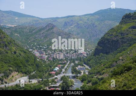 Paesaggio montano con un paese nella valle circondato da vegetazione lussureggiante e un fiume che scorre attraverso di esso, Alaverdi, Alaverdi, Debed River, Lorikeet Pro Foto Stock