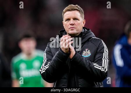 LEVERKUSEN, GERMANIA - 10 DICEMBRE: L'allenatore del Newcastle United Eddie Howe applaude i tifosi dopo la partita di UEFA Champions League 2025/26 nella fase MD6 tra il Bayer 04 Leverkusen e il Newcastle United FC alla BayArena il 10 dicembre 2025 a Leverkusen, Germania. (Foto di Rene Nijhuis) Foto Stock