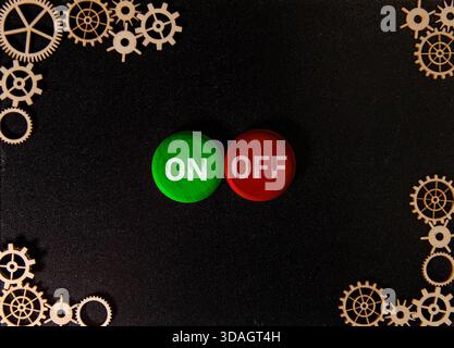 La mano gira un dado e cambia la parola in On. Attiva il pulsante su un cubo di legno con scritte su sfondo blu. Start-stop bu Foto Stock