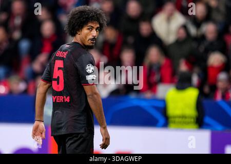 LEVERKUSEN, GERMANIA - 10 DICEMBRE: Loic Bade del Bayer 04 Leverkusen guarda durante la fase MD6 della UEFA Champions League 2025/26 tra il Bayer 04 Leverkusen e il Newcastle United FC alla BayArena il 10 dicembre 2025 a Leverkusen, Germania. (Foto di Rene Nijhuis) Foto Stock
