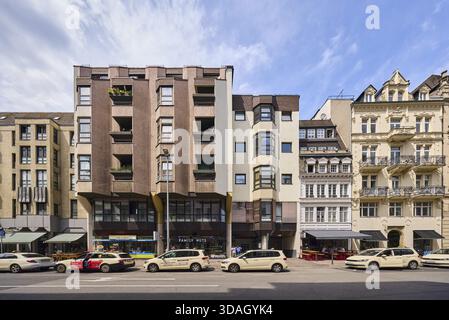 Fila di case, architettura generale, edifici moderni, edifici residenziali ed edifici commerciali, case storiche, posteggio taxi, taxi, vendita al dettaglio, groc Foto Stock