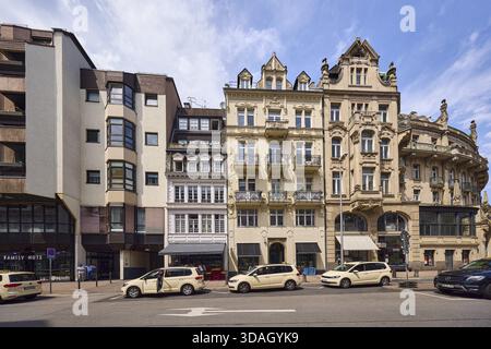 Fila di case, architettura generale, edifici moderni, edifici storici, edifici residenziali ed edifici commerciali, posteggio taxi, taxi, negozi Foto Stock