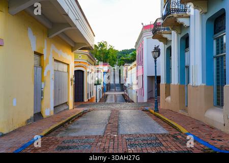 Stretta strada acciottolata nel quartiere storico di San Germán, la seconda città più antica di Porto Rico nei Caraibi Foto Stock