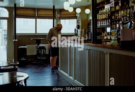 Un cliente firma il registro delle presenze presso il London Porterhouse, King's Lynn Norfolk, Regno Unito, durante la pandemic Lockdown 3, giugno 2021. Foto Stock