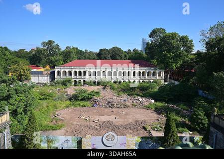 Colonnato francese in stile neoclassico coloniale del 1897, Doan Man Square e macerie di edifici in mezzo ai continui restauri della Cittadella Imperiale di Thang Long Foto Stock