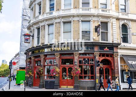 London pub, The Viaduct Tavern Public House vicino a Holborn Viaduct a Londra, Fullers pub con ristorante e victorian gin Palace, Inghilterra, Regno Unito Foto Stock