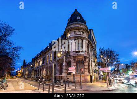L'edificio amministrativo storico si trova all'angolo di una strada a Saint-Ouen-sur-Seine, vicino a Parigi, in Francia. L'architettura eclettica presenta una facciata in pietra a. Foto Stock