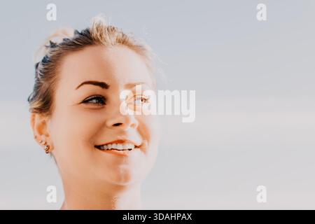 Donna che sorride Ritratto primo piano bella Foto Stock