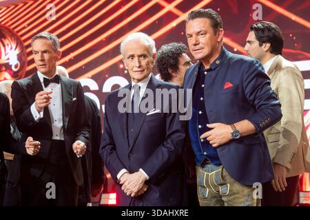 ABBleipzig: Sven Lorig, Jose Carreras und Stefan Mross auf der Buehne Teilnehmer Gast bei der 31.Jose Carreras Gala in der Media City Leipzig, am 10.12.25 Sachsen Deutschland *** ABBleipzig Sven Lorig, Jose Carreras e Stefan Mross sui partecipanti al Gala Jose Carreras 31 nella Media City Leipzig, il 10 12 25 Sassonia Germania Foto Stock