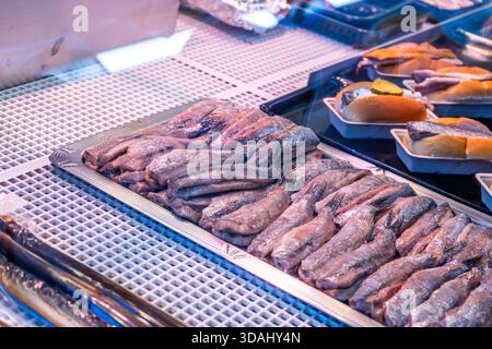 Aringhe olandesi a Volendam nei Paesi Bassi pesce di strada. Foto Stock
