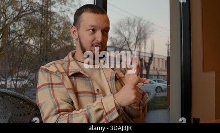 Primo piano di un uomo che parla, sembra serio e concentrato durante una discussione Foto Stock