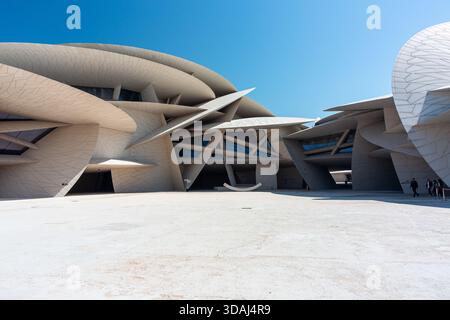 Museo Nazionale del Qatar, Doha, Qatar: 15 marzo 2025. Una spettacolare foto esterna di un futuristico complesso in cemento del Museo Nazionale del Qatar featu Foto Stock