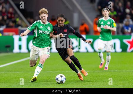 LEVERKUSEN, GERMANIA - 10 DICEMBRE: Lewis Hall (Newcastle United, 3), Arthur (Bayer 04 Leverkusen, 13) durante la partita di UEFA Champions League tra Bayer Leverkusen e Newcastle United il giorno 6 alla BayArena il 10 dicembre 2025 a Leverkusen, Germania. Foto Stock