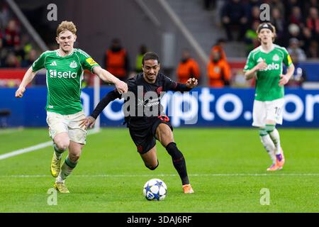 LEVERKUSEN, GERMANIA - 10 DICEMBRE: Lewis Hall (Newcastle United, 3), Arthur (Bayer 04 Leverkusen, 13) durante la partita di UEFA Champions League tra Bayer Leverkusen e Newcastle United il giorno 6 alla BayArena il 10 dicembre 2025 a Leverkusen, Germania. Foto Stock