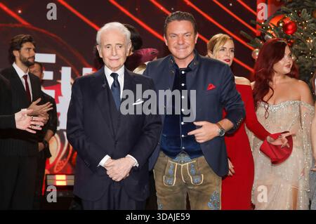 Jose Carreras und Stefan Mross bei der 31. JosÃ Carreras Gala 2025 a der Media City Lipsia. Lipsia, 10.12.2025 *** Jose Carreras e Stefan Mross al 31 JosÃ Carreras Gala 2025 nella Media City Lipsia, 10 12 2025 foto:xAgenturxWehnertx/xGränzdörferx/xFuturexImagex carreras 5286 Foto Stock