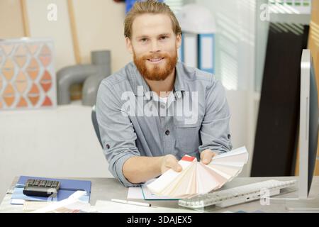 designer al lavoro in ufficio Foto Stock