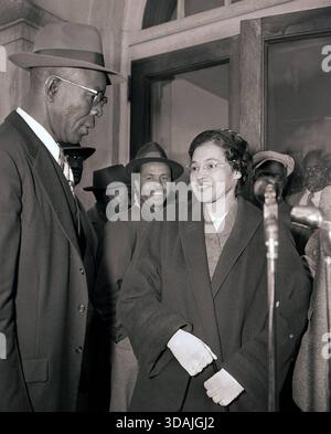 La signora Rosa Parks e E.D. Nixon, partiti, ex presidente della NAACP dell'Alabama, arrivano in tribunale a Montgomery il 19 marzo 1956 per il processo nel boicottaggio degli autobus razziali. Foto Stock