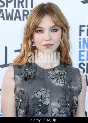 (FILE) Sports Illustrated di Sydney Sweeney coprono Sparks Backlash. SANTA MONICA, LOS ANGELES, CALIFORNIA, USA - 06 MARZO: L'attrice e produttrice americana Sydney Sweeney (Sydney Bernice Sweeney) che indossa Miu Miu con scarpe Christian Louboutin e gioielli David Yurman arriva ai 2022 Film Independent Spirit Awards tenutosi alla Santa Monica Beach il 6 marzo 2022 a Santa Monica, Los Angeles, California, Stati Uniti. (Foto di Xavier Collin/Image Press Agency) Foto Stock
