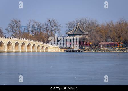 Shiqikong Qiao - Seventeen Arch Bridge che collega la sponda orientale del Lago di Kunming e l'Isola di Nanhu nel giardino imperiale del Palazzo d'Estate a Pechino, Cina Foto Stock