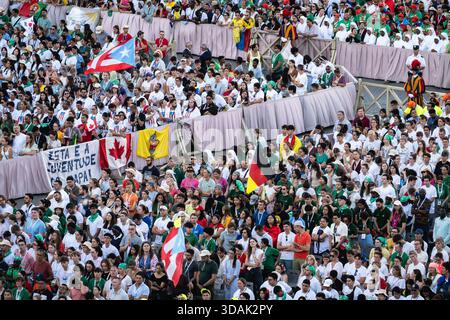 Folla di fedeli in Piazza San Pietro durante una messa di benvenuto per il Giubileo della Gioventù in Vaticano, martedì 29 luglio 2025 Foto Stock