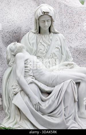 La mia cattedrale di Tho. Via della croce. Pietà. La Beata Vergine Maria culla il corpo morto di Gesù Cristo dopo la sua discesa dalla Croce. Il mio Tho. Foto Stock