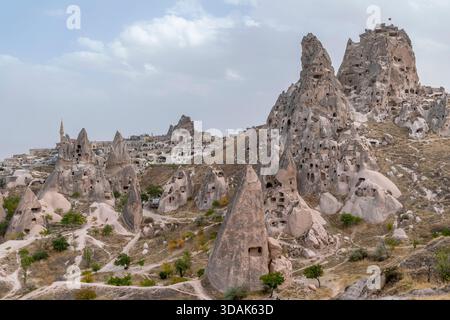Panorama di Uchisar, un antico villaggio incastonato alla base di un enorme cono roccioso, Cappadocia, Türkiye Foto Stock