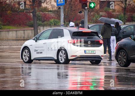 Auto con logo Uber nel traffico di una strada a Iasi in una giornata di pioggia. Foto Stock