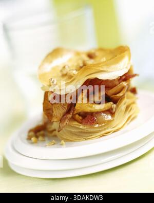 Strato di pasta sfoglia alle finferrine Foto Stock