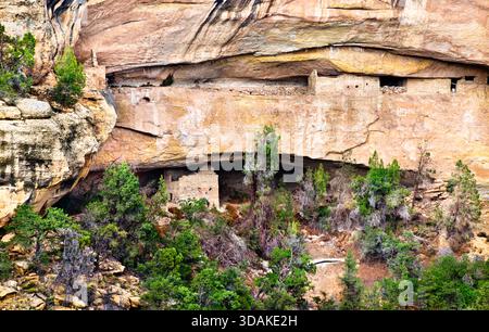 Le rovine della Sunset House si trovano sulle crinali superiori e inferiori del Cliff Canyon al Mesa Verde National Park, Colorado. Antica dimora ancestrale della scogliera Puebloan è V Foto Stock