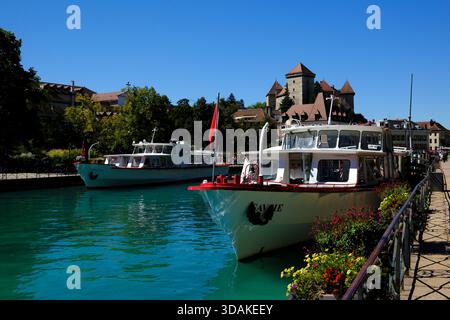 Naviga in barca sul lago di Annecy con la città vecchia e CH`teau dÕAnnecy sullo sfondo. Annecy. Francia. Foto Stock