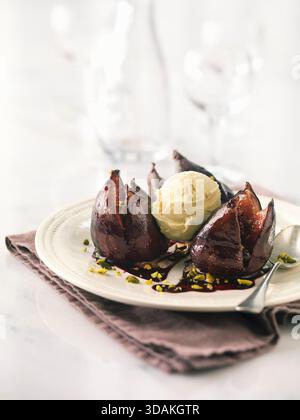 Fichi arrostiti con cioccolato, pistacchi e gelato alla vaniglia Foto Stock