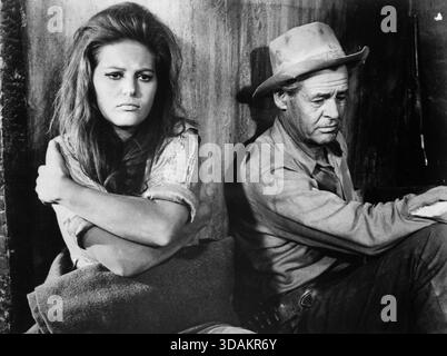 L'attrice Claudia Cardinale e l'attore Robert Ryan nel film The Professionals, USA 1966 Foto Stock