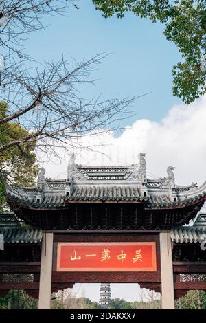 Suzhou, Cina - 16 marzo 2025: Porta dell'area panoramica della Pagoda della Collina della Tigre Foto Stock