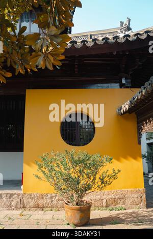 Suzhou, Cina - 16 marzo 2025: Tempio nord, Pagoda Beisi, architettura tradizionale Foto Stock