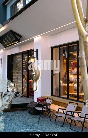 Suzhou, Cina - 16 marzo 2025: Peach Huawuli tradizionale strada dei negozi Foto Stock