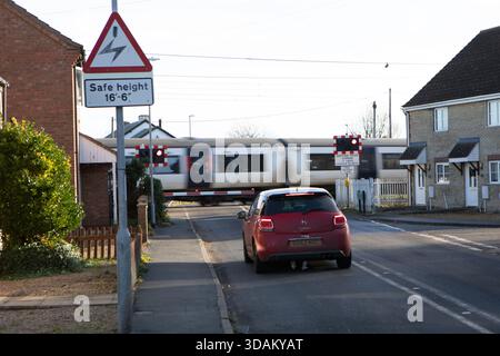 L'auto si fermò ad un passaggio a livello con un treno in corsa, Victoria Street, Littleport Foto Stock