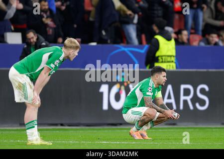 Leverkusen, Germania. 10 dicembre 2025. LEVERKUSEN, GERMANIA - 10 DICEMBRE: Lewis Hall of Newcastle United FC, Bruno Guimaraes del Newcastle United FC sembra sventato durante la fase MD6 della UEFA Champions League 2025/26 tra il Bayer 04 Leverkusen e il Newcastle United FC alla BayArena il 10 dicembre 2025 a Leverkusen, Germania. (Foto di Joris Verwijst/Orange Pictures) credito: Orange Pics BV/Alamy Live News Foto Stock