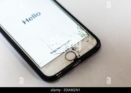 IPhone rotto con schermo incrinato giovedì 27 novembre 2025. (© Richard B. Levine) Foto Stock