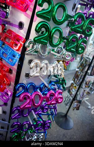 Un negozio di souvenir a New York espone una selezione di 2026 bicchieri di Capodanno a tema sabato 29 novembre 2025. (© Richard B. Levine) Foto Stock