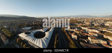 Vista aerea di una meraviglia architettonica moderna accostata allo skyline storico con la Mole Antonelliana, Torino, Piemonte, Italia. Foto Stock
