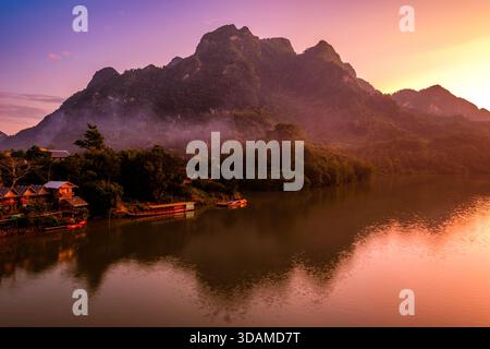 Tramonto a Nong Khiaw, una popolare città con backpackers nel sud-est asiatico, seduta su un'ansa nel fiume Nam Ou in Laos Foto Stock