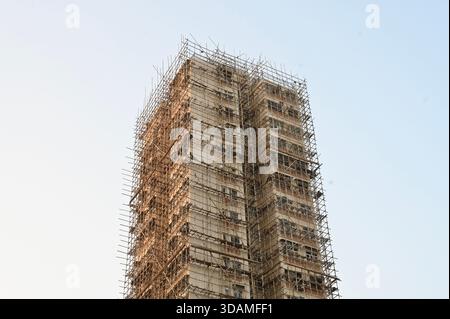 Hong Kong, Hong Kong. 6 dicembre 2025. Le pareti esterne dell'edificio residenziale sono circondate da impalcature di bambù utilizzate per la manutenzione il 6 dicembre 2025 a Hong Kong. (Foto di Kobe li/Nexpher Images Stock) credito: SIPA USA/Alamy Live News Foto Stock