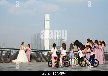 Hong Kong, Hong Kong. 6 dicembre 2025. Una vista generale che mostra le signore e le ragazze che guardano il servizio fotografico pre-matrimonio il 6 dicembre 2025 a Hong Kong. (Foto di Kobe li/Nexpher Images Stock) credito: SIPA USA/Alamy Live News Foto Stock