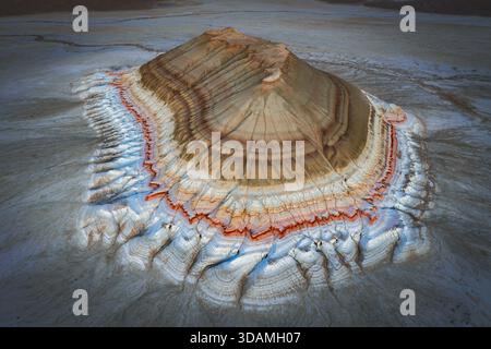 Veduta aerea di un'impressionante formazione geologica con rocce sedimentarie stratificate e colori vivacemente contrastanti nella regione di Mangystau, Aktau, Mangystau Foto Stock