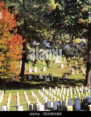 Cimitero nazionale di Arlington ad Arlington, Virginia. Sepoltura militare americana in autunno. Foto Stock
