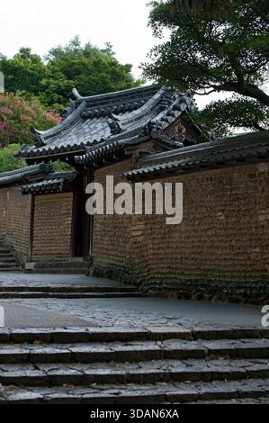 Antica atmosfera del sentiero a gradini posteriore di Urasando (裏参道) che conduce alla sala di costruzione del tempio Nigatsudo (二月堂) di Todaiji (東大寺) a Nara, in Giappone. Foto Stock
