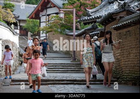 Antica atmosfera del sentiero a gradini posteriore di Urasando (裏参道) che conduce alla sala di costruzione del tempio Nigatsudo (二月堂) di Todaiji (東大寺) a Nara, in Giappone. Foto Stock