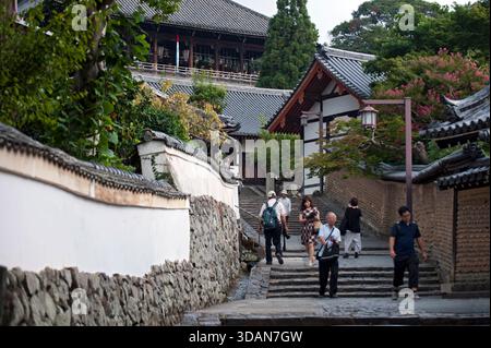 Antica atmosfera del sentiero a gradini posteriore di Urasando (裏参道) che conduce alla sala di costruzione del tempio Nigatsudo (二月堂) di Todaiji (東大寺) a Nara, in Giappone. Foto Stock