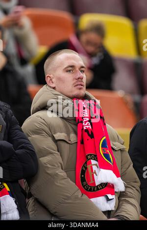 Bucarest, Romania. 11 dicembre 2025. Bucarest - tifosi del Feyenoord durante la sesta partita della UEFA Europa League 2025/2026. La partita è ambientata tra il Fotbal Club FCSB e il Feyenoord all'Arena Nationala l'11 dicembre 2025 a Bucarest, Romania. Credito: Foto Box to Box/Alamy Live News Foto Stock